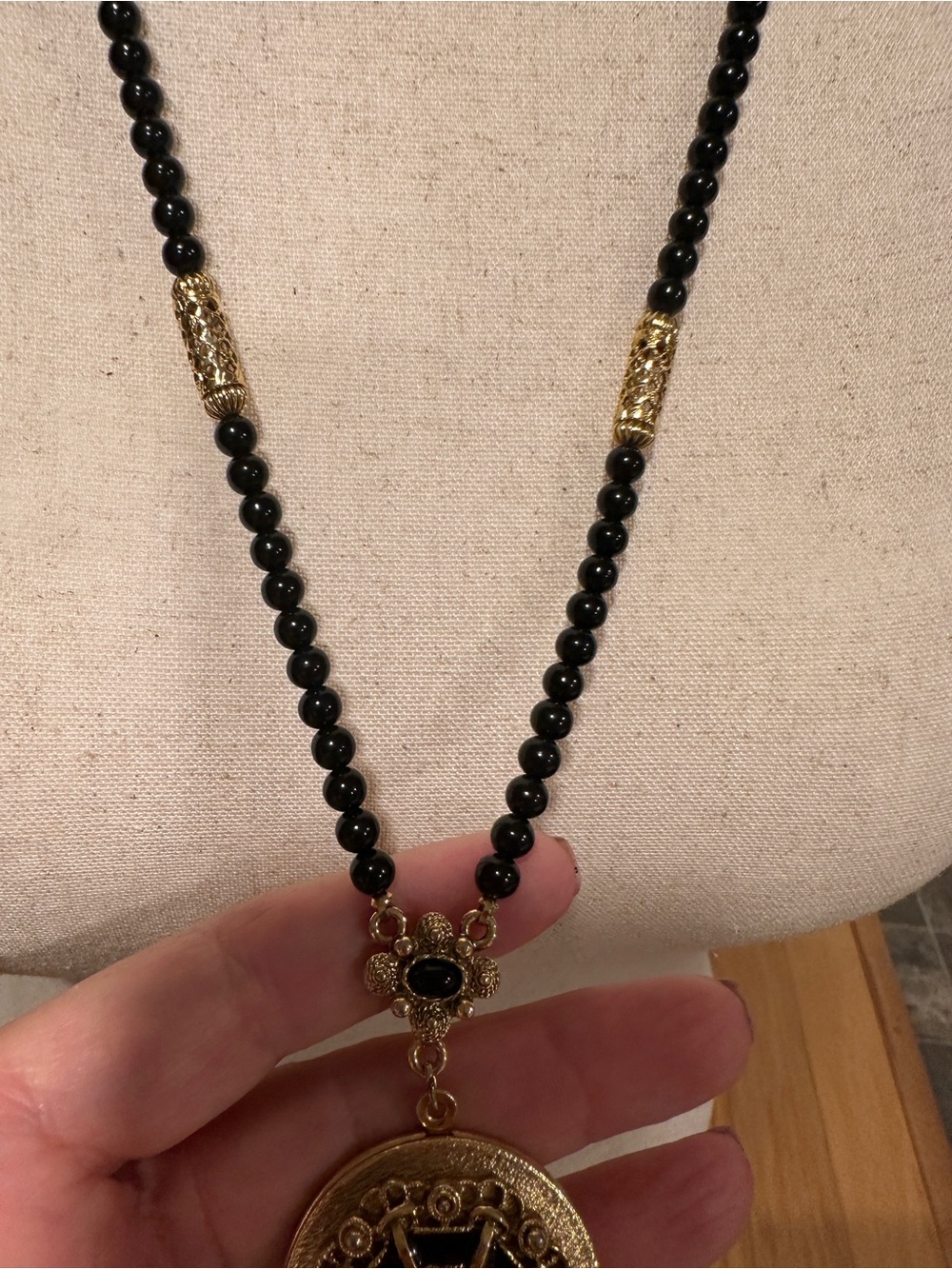 Vintage 1928 Black and Gold Beaded Pendant Necklace - Picture 4 of 7